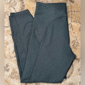Athleta Ultimate Stash Pocket Embossed 7/8 Legging Tights in Dark Green Medium